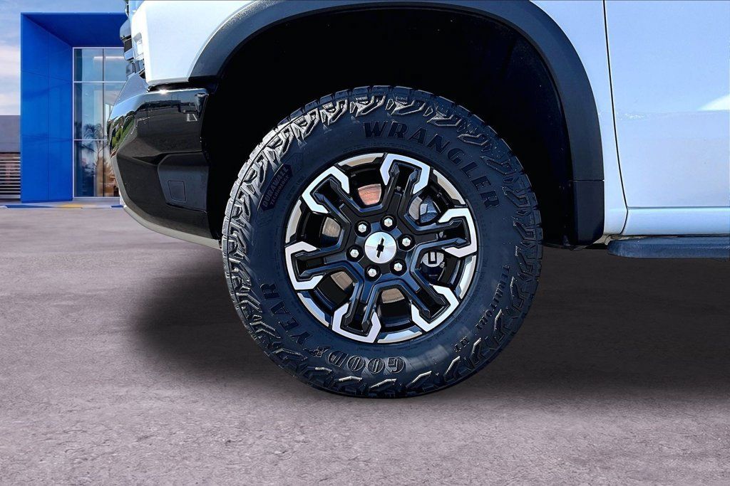 Used 2023 Chevrolet Silverado 1500 ZR2 w/ Technology Package AWD/4WD image 30