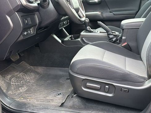 Used 2023 Toyota Tacoma TRD Sport w/ Technology Package image 10