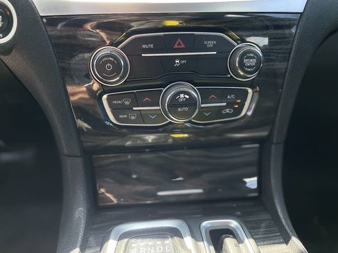 Used 2017 Chrysler 300 Limited RWD image 14