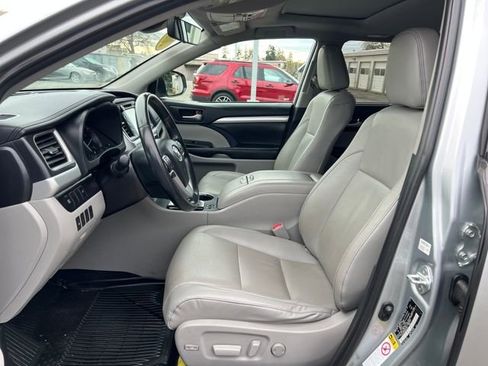 Used 2019 Toyota Highlander XLE image 17