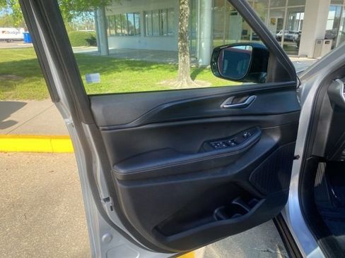 Used 2025 Jeep Grand Cherokee L Altitude image 13