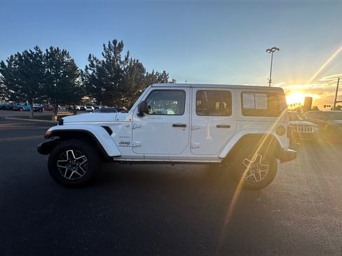 Used 2024 Jeep Wrangler Unlimited Sahara AWD/4WD image 2