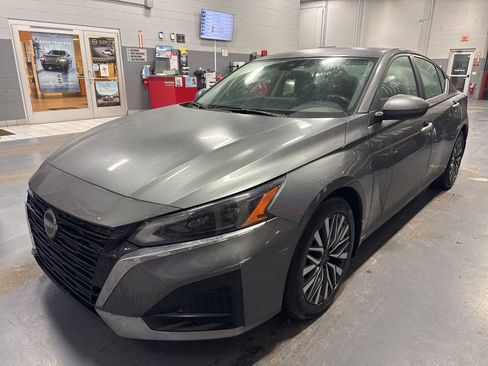 Certified 2023 Nissan Altima 2.5 SV w/ SV Premium Package image 3