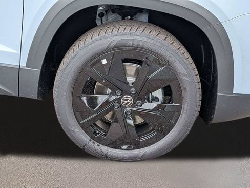 New 2026 Volkswagen Taos SE FWD image 12
