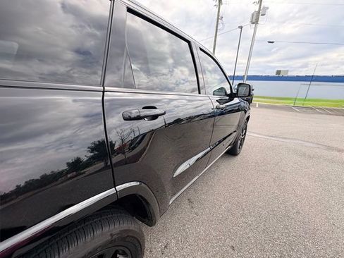 Used 2018 Jeep Grand Cherokee Altitude AWD/4WD image 11