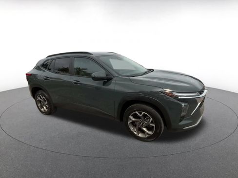 Used 2025 Chevrolet Trax LT w/ LT Convenience Package FWD image 2