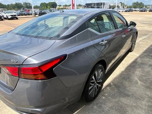 Used 2024 Nissan Altima 2.5 SV FWD image 4
