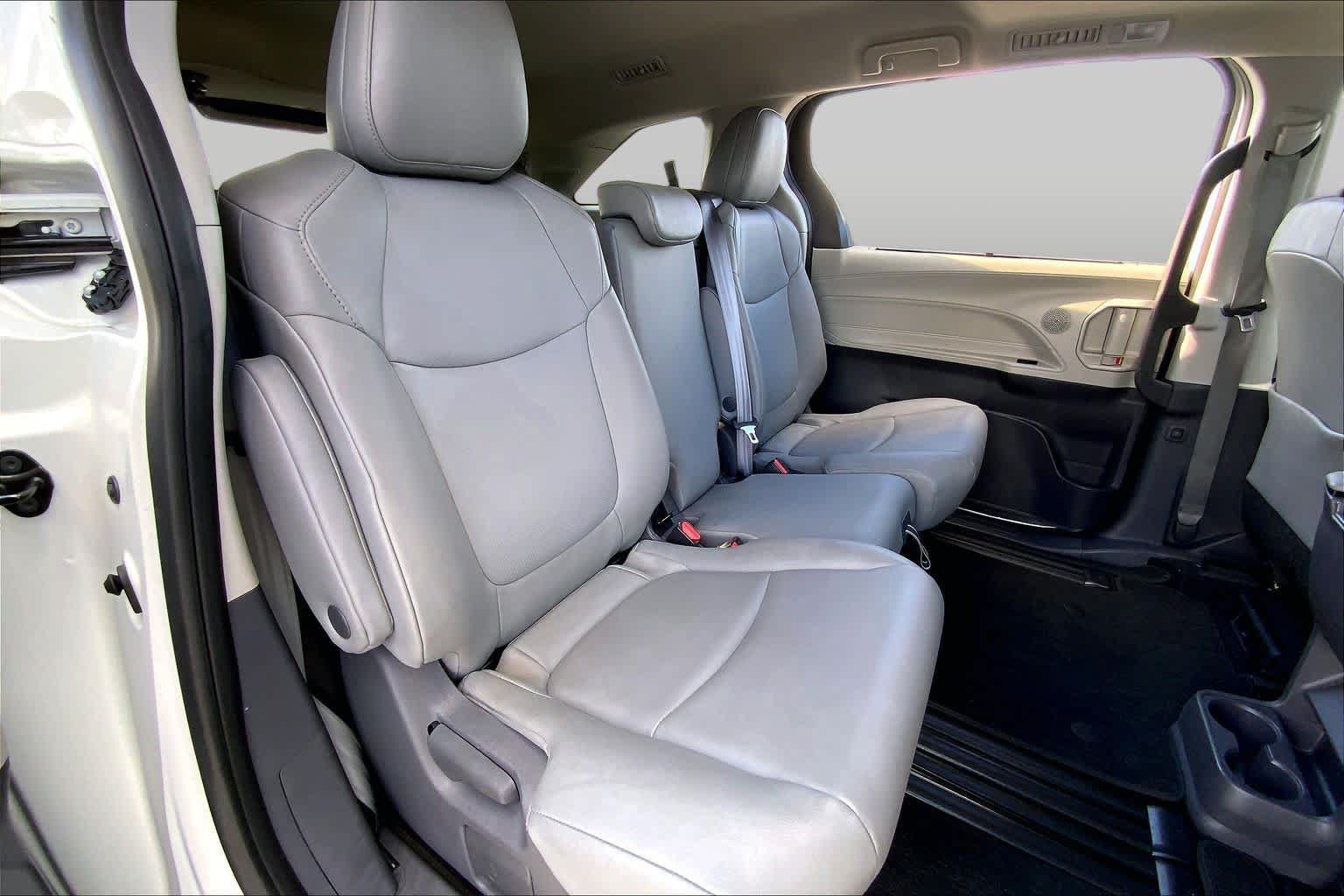 Used 2021 Toyota Sienna XLE w/ XLE Plus Package FWD image 19