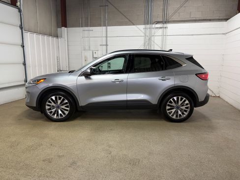 Certified 2022 Ford Escape Titanium AWD/4WD image 6