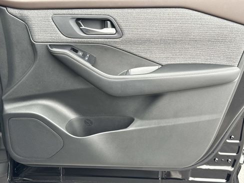 Used 2023 Nissan Rogue SV image 18