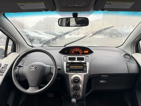 Used 2010 Toyota Yaris 4-Door Hatchback image 15