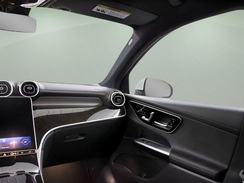 Used 2024 Mercedes-Benz GLC 300 4MATIC image 17