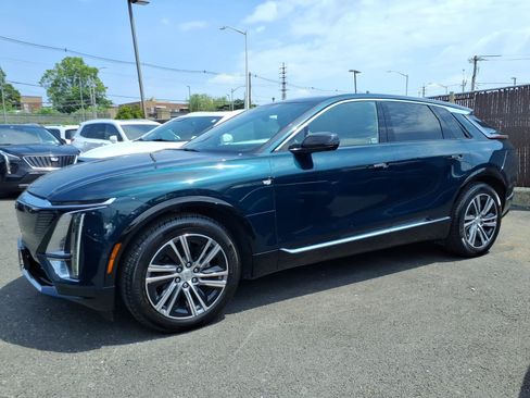 Certified 2024 Cadillac Lyriq Luxury AWD/4WD image 8