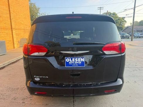 Used 2017 Chrysler Pacifica Touring w/ Tire & Wheel Group FWD image 5
