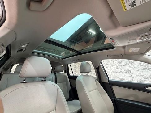 Used 2018 Volkswagen Tiguan SE w/ Panoramic Sunroof Package image 11