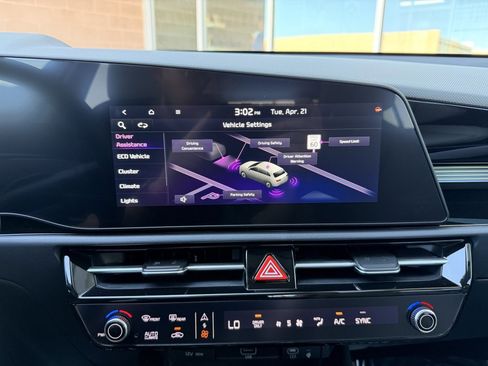 Used 2025 Kia Niro EX Touring FWD image 23