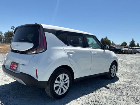 Used 2025 Kia Soul LX FWD image 3