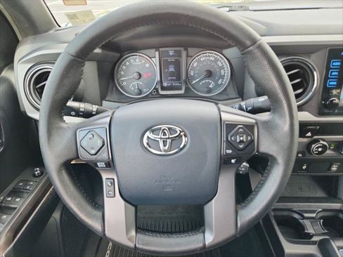 Certified 2016 Toyota Tacoma TRD Off-Road w/ Towing Package AWD/4WD image 9