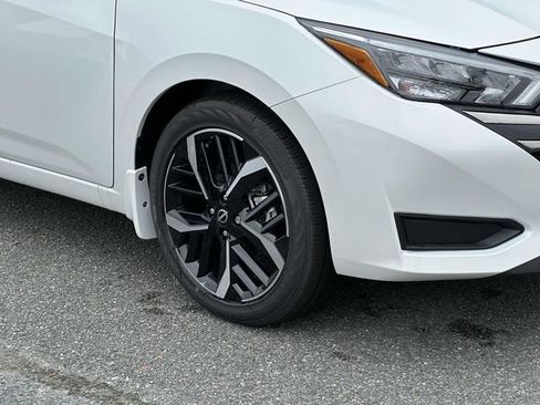 New 2025 Nissan Versa SR w/ Trunk Package image 7