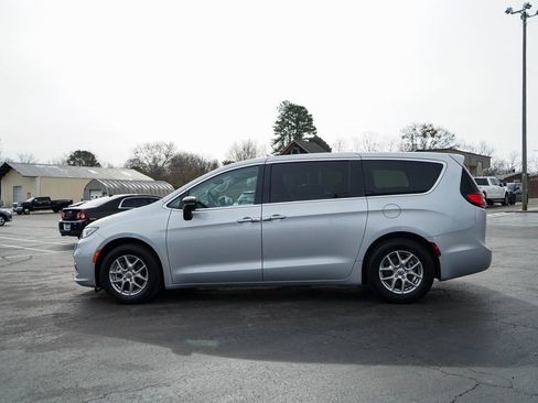 Used 2024 Chrysler Pacifica Touring-L image 34