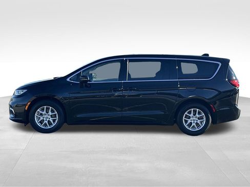 Used 2024 Chrysler Pacifica Touring-L image 21