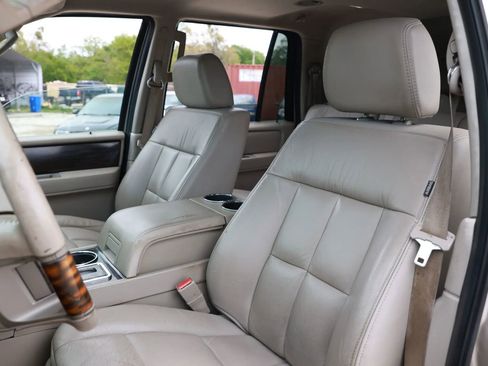 Used 2007 Lincoln Navigator Luxury Sport Utility 4D image 12