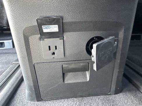 Used 2025 Toyota Sienna Platinum image 21