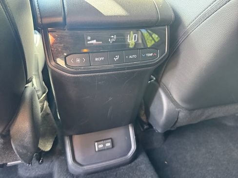 Used 2024 Toyota Highlander XLE AWD/4WD image 20