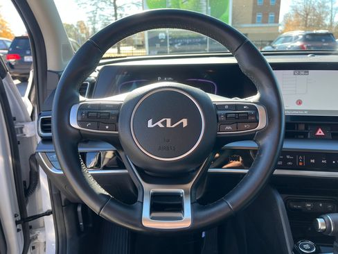 Used 2025 Kia Sportage EX image 18