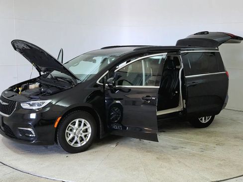 Used 2022 Chrysler Pacifica Touring-L image 10