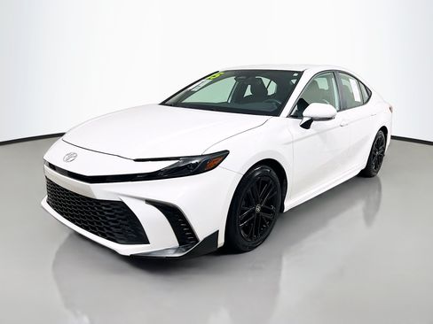 Used 2025 Toyota Camry SE FWD image 10