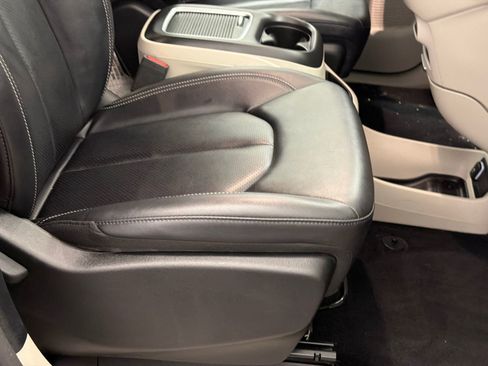 Used 2024 Chrysler Pacifica Touring-L FWD image 12