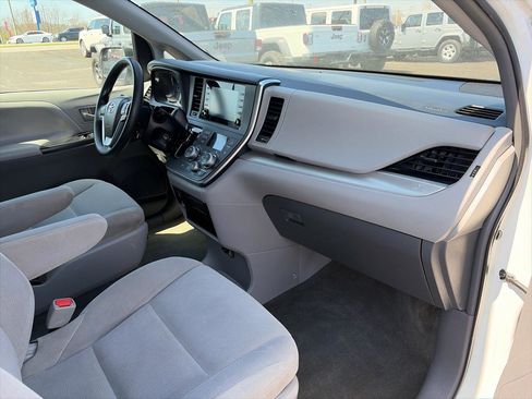 Used 2019 Toyota Sienna L image 12