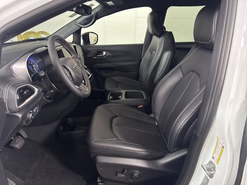 New 2026 Chrysler Pacifica Select image 9