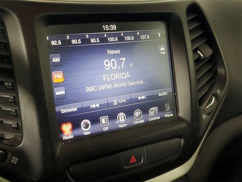 Used 2018 Jeep Cherokee Latitude Plus w/ Comfort/Convenience Group image 18