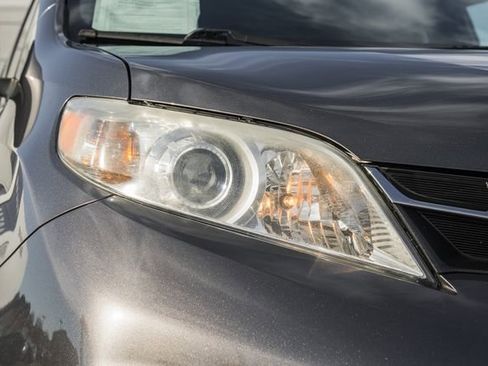 Used 2018 Toyota Sienna XLE Premium image 14