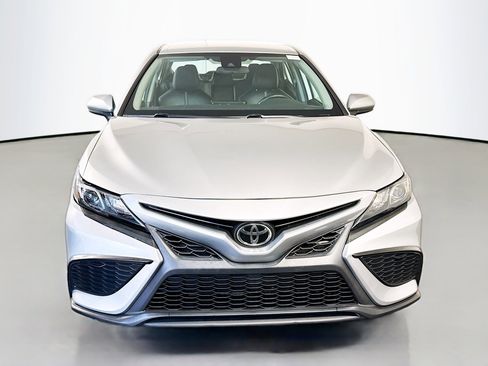 Used 2021 Toyota Camry SE image 2