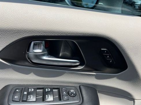 Used 2018 Chrysler Pacifica Limited FWD image 27