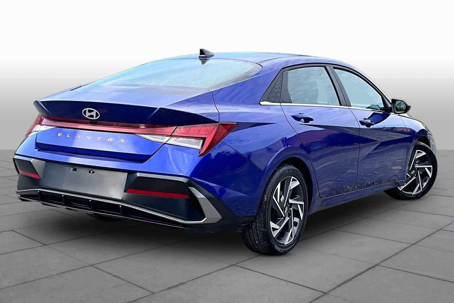 Used 2025 Hyundai Elantra SEL FWD image 13