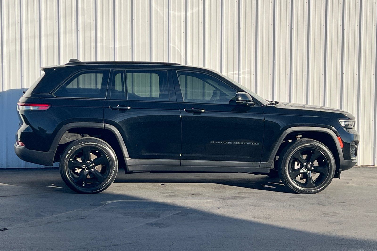 Used 2023 Jeep Grand Cherokee Altitude AWD/4WD image 3
