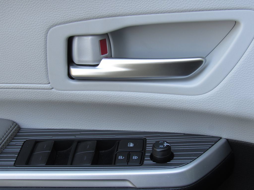 Used 2025 Toyota Sienna XLE FWD image 40