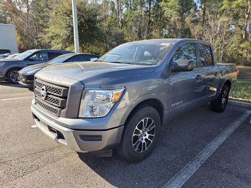 Used 2022 Nissan Titan SV image 1