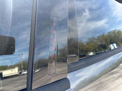 Used 2017 Ford Explorer XLT image 11