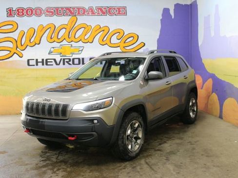 Used 2019 Jeep Cherokee Trailhawk AWD/4WD image 2