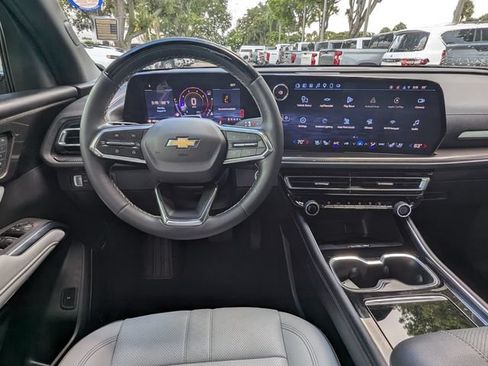 Used 2025 Chevrolet Traverse High Country FWD image 16