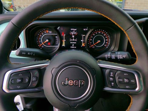 Used 2024 Jeep Wrangler Unlimited Sahara AWD/4WD image 10