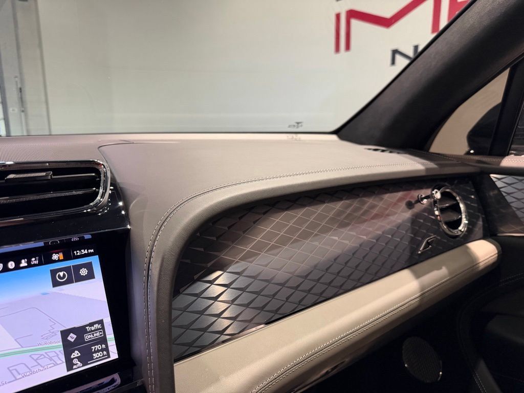 Used 2022 Bentley Bentayga AWD/4WD image 26