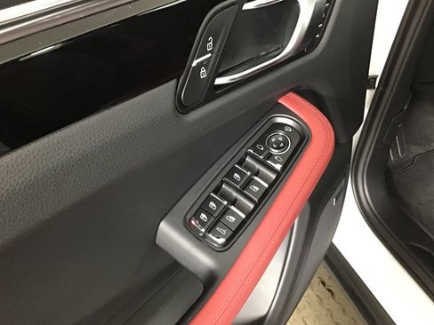 Certified 2026 Porsche Macan AWD/4WD image 28
