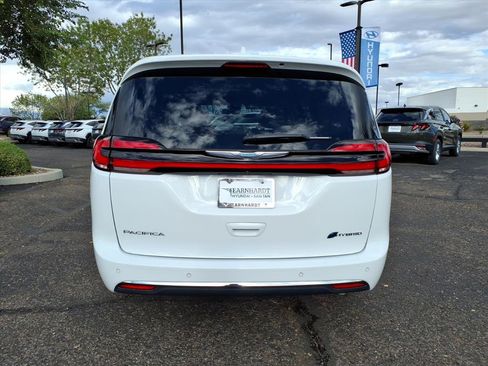 Used 2021 Chrysler Pacifica Limited w/ Uconnect Theater Family Group image 6