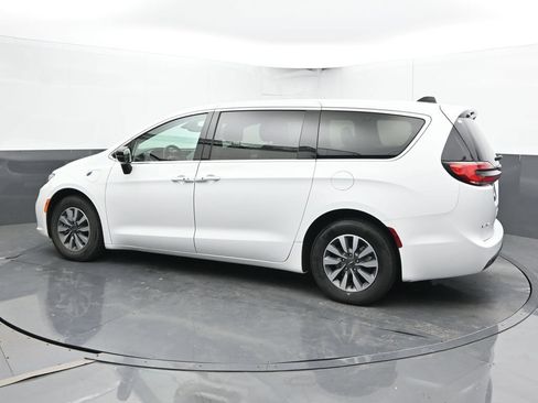 Used 2024 Chrysler Pacifica Limited FWD image 10